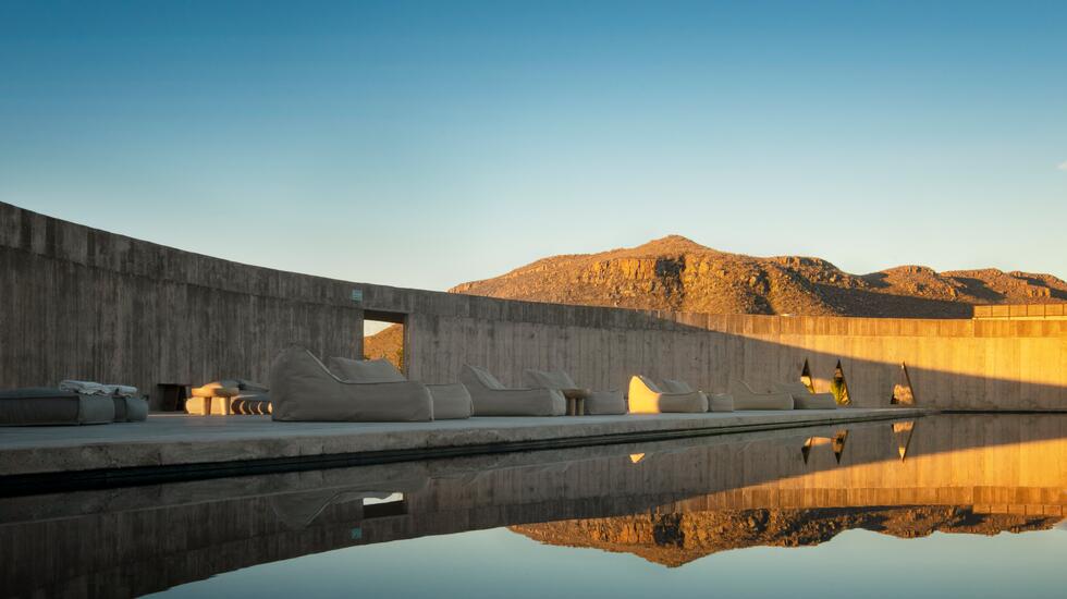 Paradero Todos Santos, Exterior