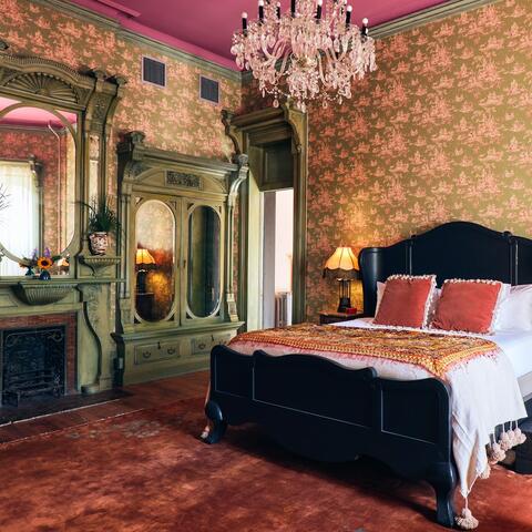 An Italiana bedroom at Columns