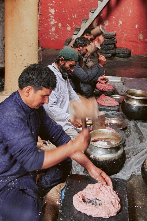 Wazas prepare a multi-course feast in Kashmir