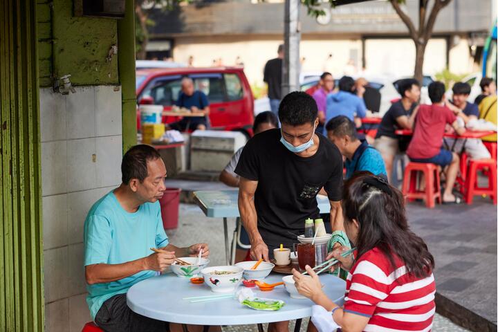 Diners outside WIn Heng Sung in Kuala Lumpar