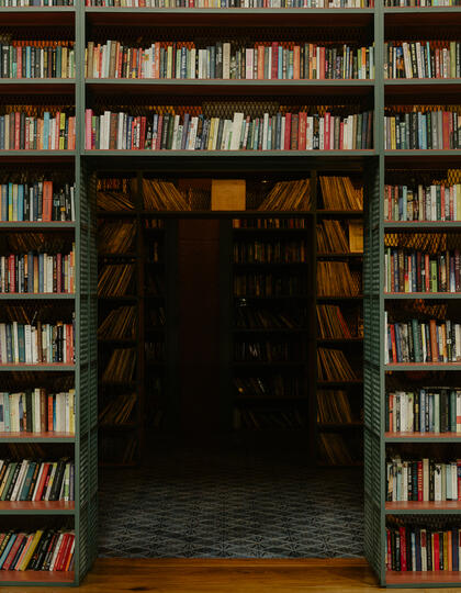 Stamba Hotel, Bookshelves