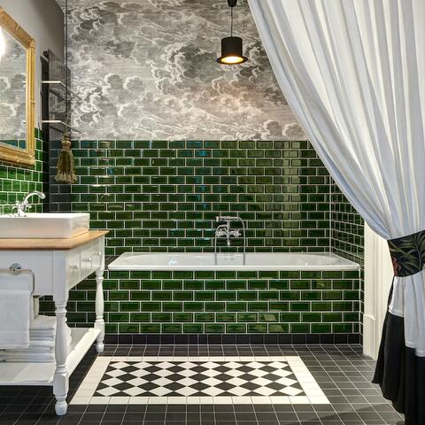 A green-tiled bath in one of the Gorki Apartments